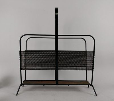 un porte-revues en métal noir et en bois, doté de deux étagères