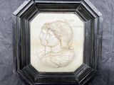 l'image d'un portrait de femme de profil dans un cadre noir