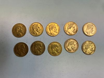 gros plan d'un paquet de pièces de monnaie posé sur une table
