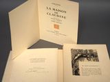 deux livres ouverts posés sur une table l'un à côté de l'autre