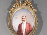 un portrait miniature représentant un homme vêtu d'une veste rouge