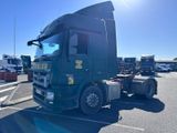 un camion qui est garé dans un parking