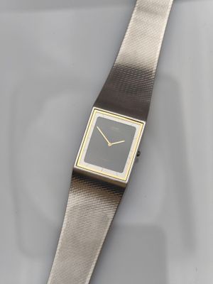 gros plan d'une montre-bracelet sur une surface blanche