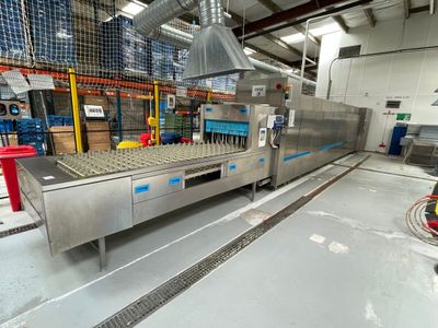 un tapis roulant dans une usine où il y a beaucoup de cartons