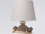 une lampe posée sur une table et munie d'un abat-jour