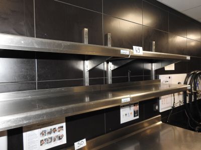 une étagère en métal au milieu d'une cuisine