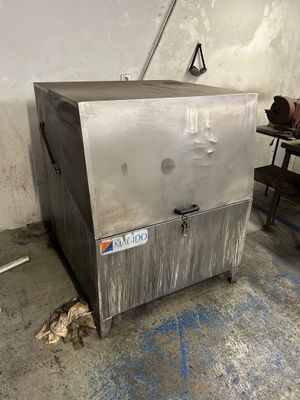 une image représentant une grande boîte métallique dans une pièce