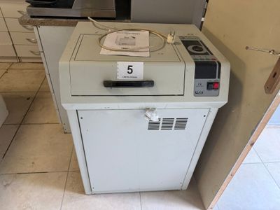 une machine posée sur le sol de la cuisine