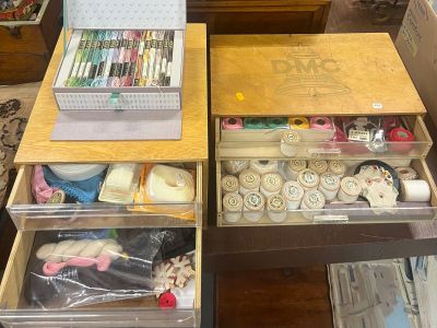 deux tiroirs contenant du matériel de couture, posés sur une table