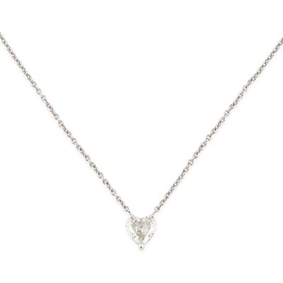 un pendentif en forme de cœur avec un diamant blanc, monté sur une chaîne en argent