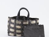 un sac et un portefeuille noirs et blancs sur fond blanc