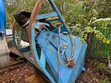 un bateau bleu posé par terre dans les bois