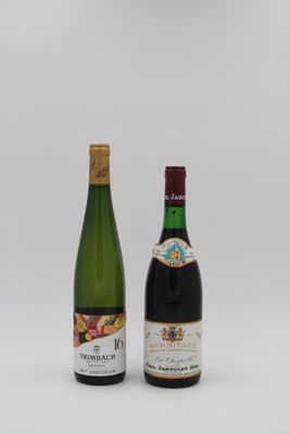 deux bouteilles de vin posées l'une à côté de l'autre sur une surface blanche