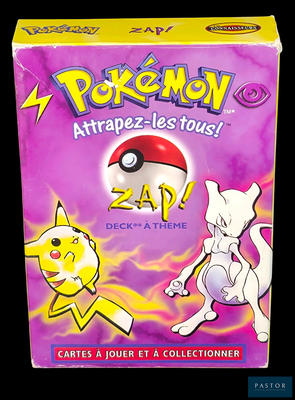 une boîte de cartes à collectionner Pokémon sur fond noir