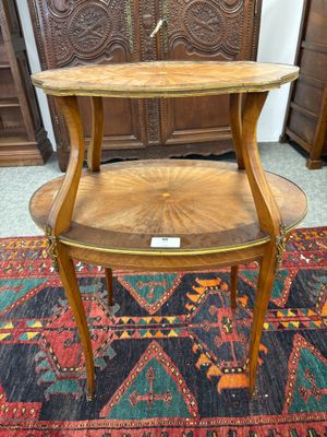 une table surmontée d'une étagère