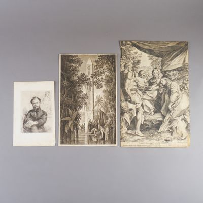 trois tableaux accrochés au mur au-dessus d'un lit dans une chambre