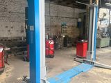 deux ascenseurs bleus garés dans un garage à côté d'un immeuble