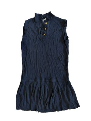 La robe des enfants est bleue et présente un ourlet à volants.