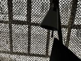 une photo en noir et blanc d'un bureau avec une lampe