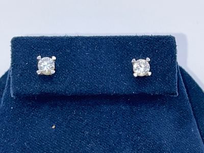 Paire de clous d'oreilles en or blanc et diamant taille bril…