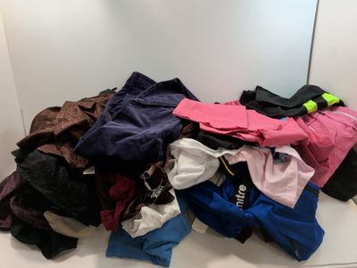 un tas de vêtements posé sur un comptoir dans une pièce