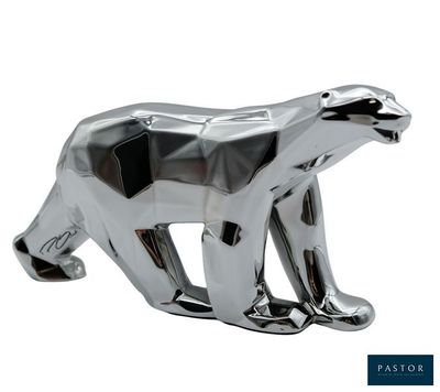 sculpture en métal argenté représentant un ours polaire sur fond blanc