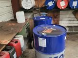 un fût bleu posé sur une palette dans un garage