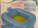 une boîte contenant un siège gonflable bleu pour bébé