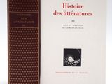 deux livres posés l'un à côté de l'autre sur une surface blanche