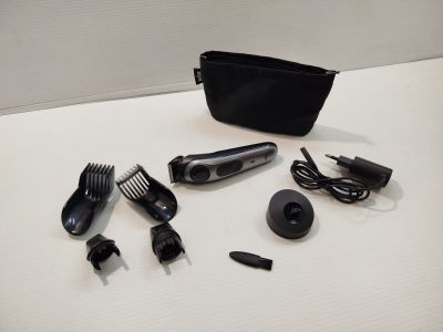 une photo montrant un sèche-cheveux et d'autres objets posés sur une table