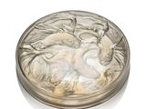 une photo d'une boîte en verre sur laquelle figure l'image d'un cheval