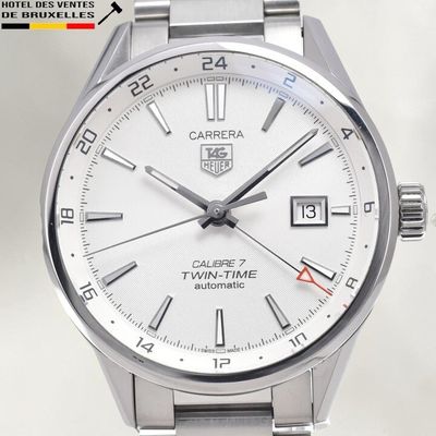 gros plan d'une montre sur fond blanc