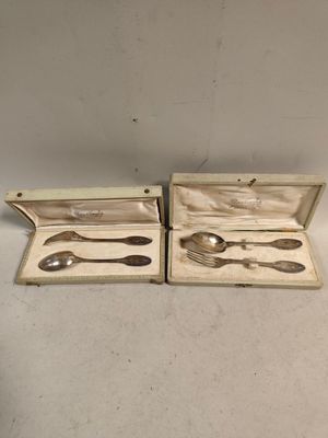 deux cuillères et un repose-cuillère dans une boîte posée sur une table