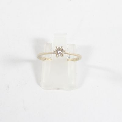l'image d'une bague ornée d'un diamant