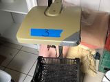 une photo d'une salle de bains avec un pèse-personne et une poubelle