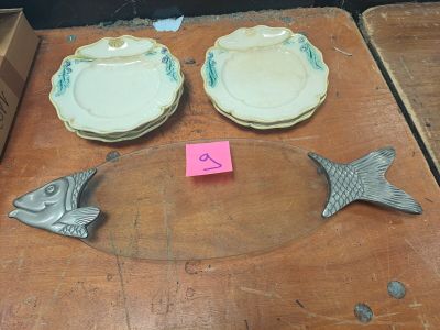 trois assiettes posées sur une table, avec un poisson dans chacune d'elles