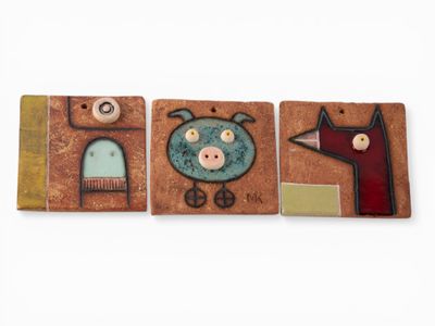 trois petits carreaux ornés de différents motifs représentant des animaux