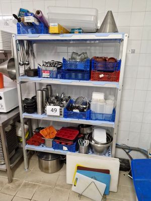 une cuisine avec beaucoup d'objets sur les étagères