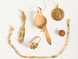 beaucoup de bijoux en or sur une surface blanche