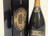 une bouteille de champagne posée à côté d'une boîte