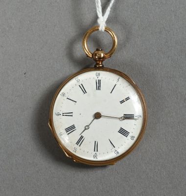une montre de poche en or avec des chiffres romains