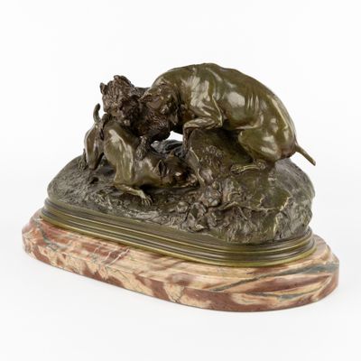 sculpture en bronze représentant un chien et un chat, posée sur un socle en marbre
