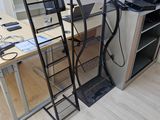 deux ordinateurs posés sur le bureau dans la pièce