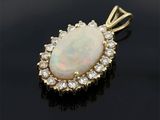 un pendentif en oplite et diamant sur un fond noir