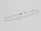 un bracelet à chaîne en or blanc orné d'un pendentif en forme de cœur
