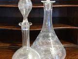 deux vases en verre posés sur une table l'un à côté de l'autre