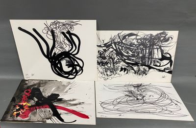 trois cartes ornées de dessins en noir et blanc, posées sur une table