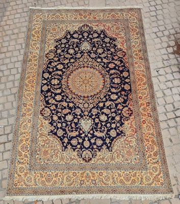 un tapis oriental posé sur un sol pavé