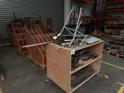 Plusieurs morceaux de bois sont empilés sur une charrette dans un entrepôt