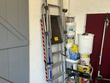 une photo d'un garage avec une échelle et des outils